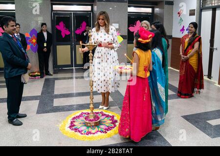 New Delhi, India. 25th Feb, 2020. First Lady Melania Trump accende una candela durante una tradizionale cerimonia di illuminazione della lampada presso la Sarvodaya Co-ed Senior Secondary School martedì, 25 febbraio 2020, a Nuova Delhi, India. People: First Lady Melania Trump Credit: Storms Media Group/Alamy Live News Foto Stock