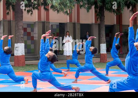 New Delhi, India. 25th Feb, 2020. First Lady Melania Trump accende una candela durante una tradizionale cerimonia di illuminazione della lampada presso la Sarvodaya Co-ed Senior Secondary School martedì, 25 febbraio 2020, a Nuova Delhi, India. People: First Lady Melania Trump Credit: Storms Media Group/Alamy Live News Foto Stock