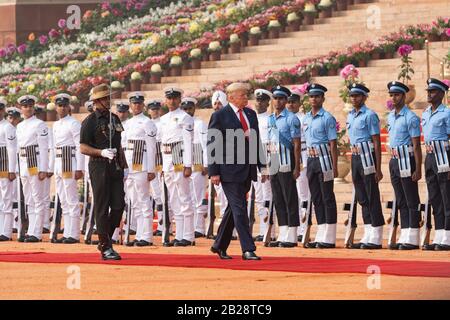 New Delhi, India. 25th Feb, 2020. Il presidente Donald J. Trump è scortato dal comandante della parata per ispezionare la Guardia D'Onore durante una cerimonia di benvenuto a Rashtrapati Bhavan, il Palazzo Presidenziale Martedì, 25 febbraio 2020, a Nuova Delhi, India Persone: Donald Trump, Melania Trump, Ram Nath Kovind, Savita Kovind, Narendra modi Credit: Storms Media Group/Alamy Live News Foto Stock