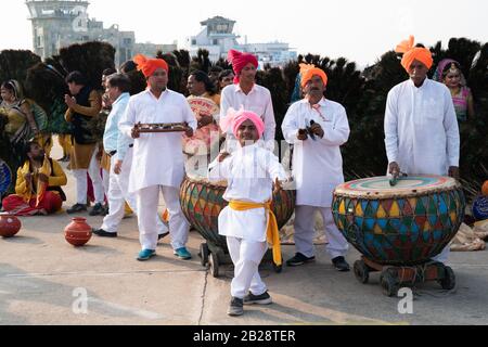 Ahmedabad, India. 24th Feb, 2020. Gli artisti culturali suonano il tappeto rosso per la partenza del presidente Donald J. Trump e Della First Lady Melania Trump dalla base aerea di Agra ad Agra, India lunedì, 24 febbraio 2020, in rotta verso il Popolo di Nuova Delhi: Il presidente Donald J. Trump, ha aderito in onstage da First Lady Melania Trump Credit: Storms Media Group/Alamy Live News Foto Stock