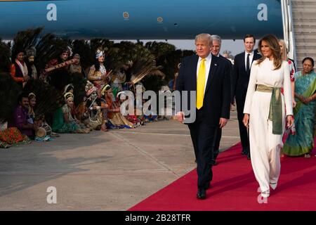 Ahmedabad, India. 24th Feb, 2020. Il presidente Donald J. Trump e La First Lady Melania Trump hanno visto le performance culturali mentre si preparano a partire dalla base aerea di Agra ad Agra, India lunedì, 24 febbraio 2020, sulla rotta per Nuova Delhi. People: Il Presidente Donald J. Trump, Ha Aderito Onstage Di First Lady Melania Trump Credit: Storms Media Group/Alamy Live News Foto Stock