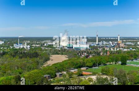 Klärwerk der Berliner Wasserbetriebe (li.) Müllheizkraftwerk der BSR (vorne, grün), Kraftwerk Reuter West (Mitte) e Heizkraftwerk Reuter (re.), Ruhl Foto Stock