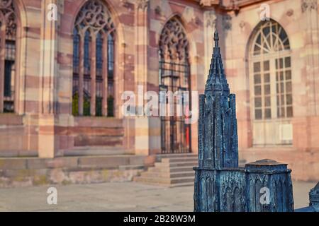 Torre di piccolo tocco esame modello replica per ciechi di torre della famosa cattedrale di Strasburgo in Francia in architettura romanica e gotica Foto Stock