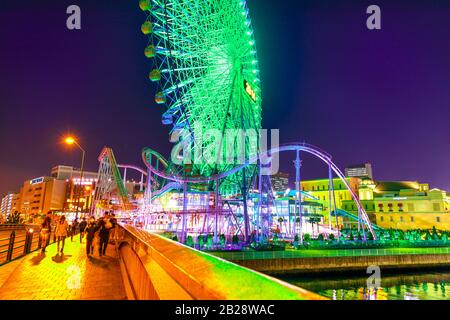 Yokohama, Giappone - 21 aprile 2017: Le persone asiatiche attraversano il ponte che unisce il parco divertimenti Cosmo World nel quartiere Minato Mirai 21 nel centro di Yokohama. A. Foto Stock