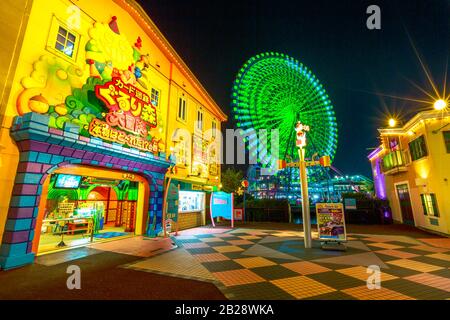 Yokohama, Giappone - 21 aprile 2017: Parco divertimenti Cosmo World nel quartiere Minato Mirai 21 con orologio Cosmo 21, ruota panoramica. Il parco è diviso in Foto Stock