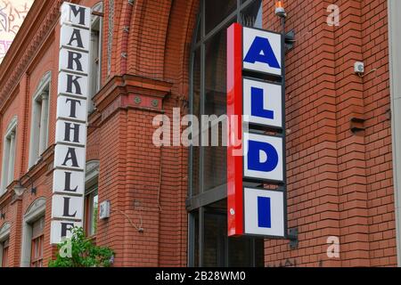 Aldi Markt, Markthalle Neun, Eisenbahnstraße, Kreuzberg, Berlino, Germania Foto Stock