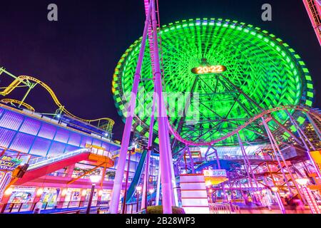 Yokohama, Giappone - 21 aprile 2017: Parco divertimenti Cosmo World nel quartiere Minato Mirai 21 di Yokohama con il colorato orologio Cosmo 21, un gigante Ferris Foto Stock