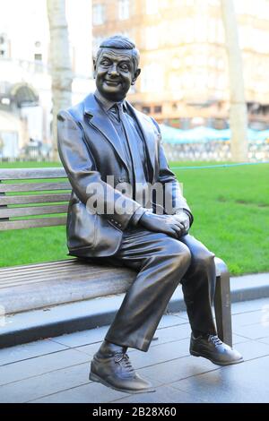 Statua bronzea di Rowan Atkinson come MR Bean, installato a Leicester Square, per celebrare l'industria cinematografica di Londra 2020, Regno Unito Foto Stock