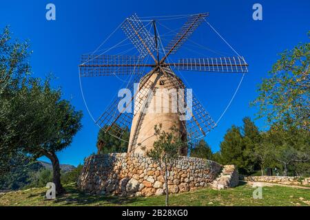 Mulino a vento tradizionale e storico Sa Planeta, Molí de Sa Planeta, nella città di Andratx, Maiorca, Isole Baleari, Spagna, Europa Foto Stock