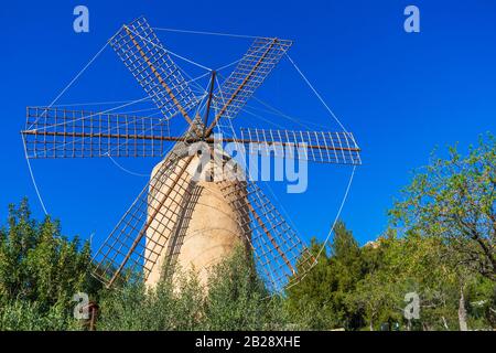 Mulino a vento tradizionale e storico Sa Planeta, Molí de Sa Planeta, nella città di Andratx, Maiorca, Isole Baleari, Spagna, Europa Foto Stock