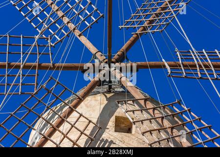 Mulino a vento tradizionale e storico Sa Planeta, Molí de Sa Planeta, nella città di Andratx, Maiorca, Isole Baleari, Spagna, Europa Foto Stock
