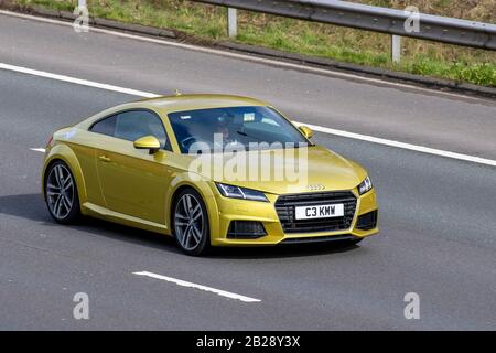 Audi TT S Line TDI Ultra giallo 2017; traffico veicolare britannico, trasporti, veicoli moderni, berline, veicoli, veicoli, veicoli, strade, motori, auto in direzione sud sull'autostrada M6 Foto Stock