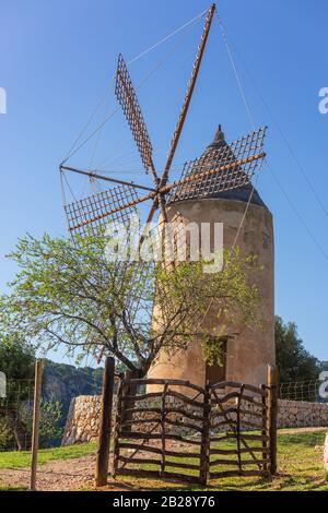 Mulino a vento tradizionale e storico Sa Planeta, MolÃ­ de Sa Planeta, nella città di Andratx, Maiorca, Isole Baleari, Spagna, Europa Foto Stock