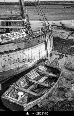 Due vecchie barche di legno a bassa marea sulla costa occidentale dell'Irlanda Foto Stock