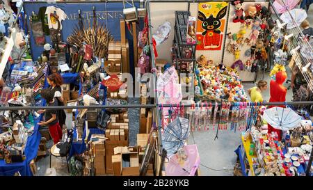 Persone a piedi intorno alle bancarelle del festival DEI ROMICI affollato (Rome Comics), due volte l'anno l'iconico raduno e mercato di Cosplay, amanti del fumetto Foto Stock