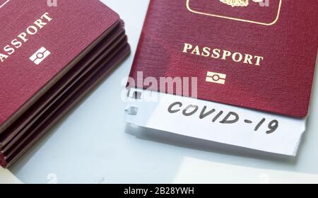 Coronavirus e concetto di viaggio. Nota COVID-19 coronavirus e passaporto. Focolaio del virus corona nuovo. Diffusione di epidemie dalla Cina. Controllo delle frontiere e. Foto Stock