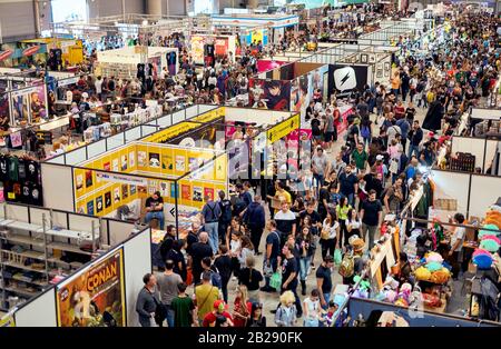 Persone a piedi intorno alle bancarelle del festival DEI ROMICI affollato (Rome Comics), due volte l'anno l'iconico raduno e mercato di Cosplay, amanti del fumetto Foto Stock
