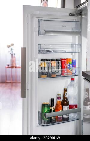 Budapest, Ungheria - 18 aprile 2019: Porta di frigorifero aperto impilato con bevande alcoliche e analcoliche. Foto Stock