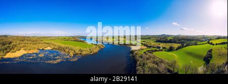 Panorama vista aerea della soleggiata campagna invernale del fiume quoile a Downpatrick, Irlanda del Nord Foto Stock