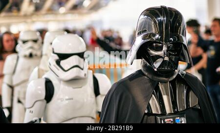 Tar Wars White Imperial Stormtroopers che marciano dietro Darth Vader al ROMICS Festival (Rome Comics), due volte l'anno l'iconico raduno dei fan di cosplay Foto Stock