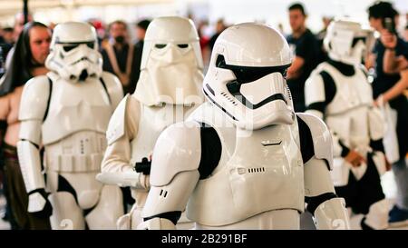 Star Wars White Imperial Stormtroopers processione al ROMICS Festival (Rome Comics), due volte l'anno l'iconico raduno di cosplay, fan della fantascienza Foto Stock