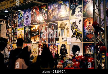 Film, poster di film che si aggirano al Festival ROMICS (Rome Comics), due volte l'anno l'iconico raduno di fumetti, Manga, cartoni, amanti dei videogiochi Foto Stock