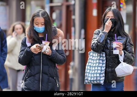 Central London, UK 1 Mar 2020 - le donne asiatiche che indossano maschere chirurgiche a Chinatown come precauzione contro il nuovo tipo di coronavirus (COVID-19). Dodici persone in più hanno provato il positivo per il coronavirus nel Regno Unito, portando il numero totale di casi a 35. Credito: Dinendra Haria/Alamy Live News Foto Stock