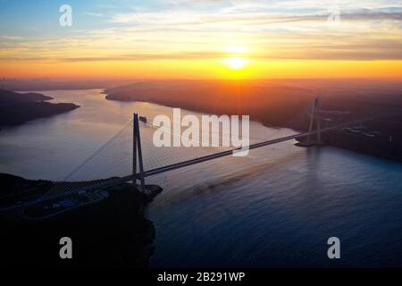 Veduta aerea del bosforo di istanbul al tramonto Foto Stock