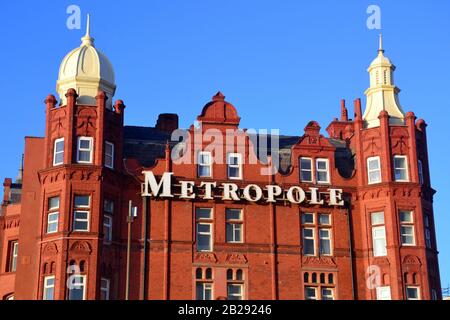 Esterno del Britannia Metropole Hotel sul lungomare di Blackpool, Lancashire, Inghilterra, contro un cielo blu Foto Stock