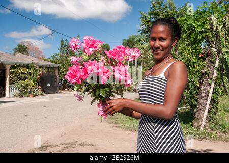 Dominicani. Dominicano persone Donna con fiori. Repubblica Dominicana Provincia Hato Mayor 04.02.2013. Foto Stock