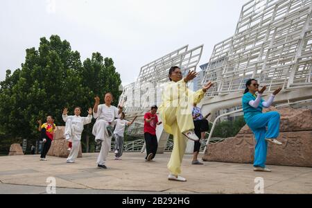 Pechino, СHINA - 01 GIUGNO 2019: Ginnastica tradizionale cinese per anziani nel parco cittadino. Foto Stock