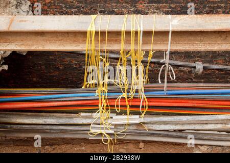 Cavi Hung by Rope and Twine on Steel i-Beam Foto Stock