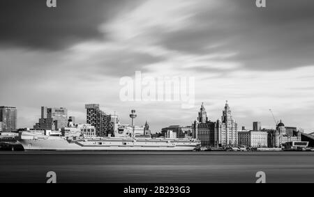 Lunga esposizione di HMS Prince of Wales sul fiume Mersey a Liverpool durante la sua prima uscita pubblica, illustrata il 1° marzo 2020. Foto Stock