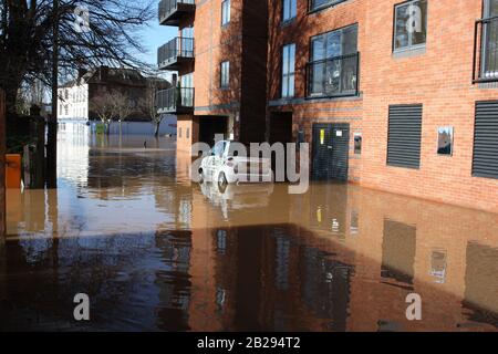 Worcester inondazioni e automobili , Worcester City, Inghilterra, Regno Unito, 13/02/2014 . Fiume Severn Allagato Dal Ponte Sabrina. Flood Peak Time River scoppiò le sue banche e le acque di drenaggio delle tempeste si sono appoggiate dopo una forte caduta della pioggia. Foto Stock