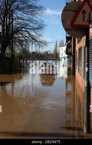 Worcester inondazioni e automobili , Worcester City, Inghilterra, Regno Unito, 13/02/2014 . Fiume Severn Allagato Dal Ponte Sabrina. Flood Peak Time River scoppiò le sue banche e le acque di drenaggio delle tempeste si sono appoggiate dopo una forte caduta della pioggia. Foto Stock