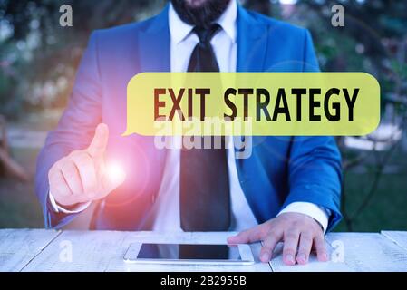 Testo Di Scrittura Strategia Di Uscita. Foto concettuale Che Si Estrarse da una situazione che è diventata Difficile Uomo D'Affari con il dito puntato avanti Foto Stock