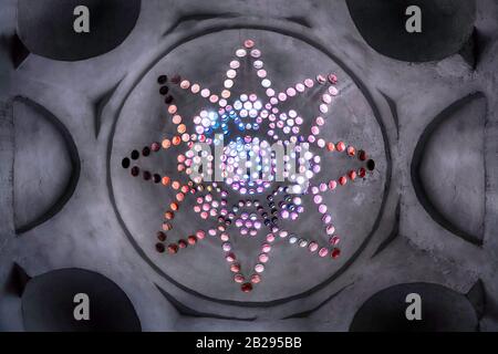 Soffitto e lucernari colorati nel restaurato Hammam Ezzedrine, souk e città vecchia di Tripoli, Libano, Medio Oriente, colore. Foto Stock