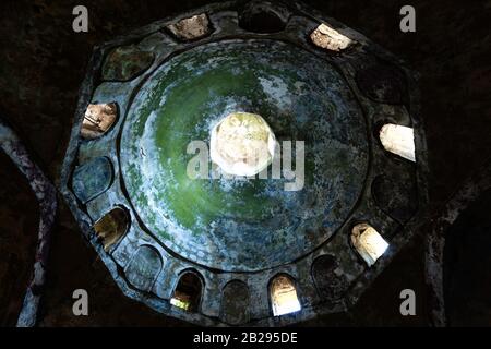 Vista della cupola di rovine non restaurate di Hammam al-Nouri, vecchio souk, Tripoli / Trablous, Libano, Medio Oriente, colore Foto Stock