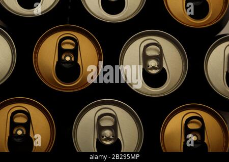 Colore argento e oro open drink / bevande / lattine di birra piatto lay close up macro Foto Stock