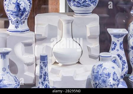 cassonetto per la formatura (produzione) una ceramica tradizionale di porcellana blu, officina, utensili, forma di stampo, terracotta incompiuta e finita Foto Stock