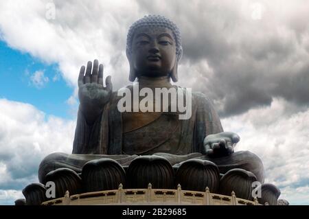 L'enorme piazza Tian Tan Buddha al Monastero Po Lin a Hong Kong. Foto Stock