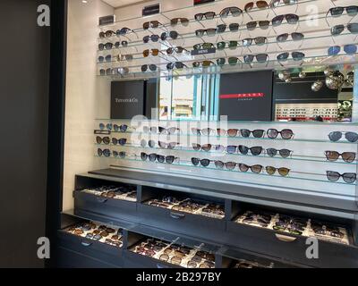 Orlando, FL/USA-2/17/20: Esposizione degli occhiali da sole Prada Eyewear, Tiffany & Co. E Dolce & Gabbana presso il negozio al dettaglio Sunglass Hut in un centro commerciale. Foto Stock