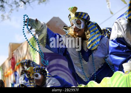 New Orleans, LOUISIANA, Stati Uniti. 23rd Feb, 2020. Una donna lancia le perle da un galleggiante nella parata di Krewe di Mid City durante le celebrazioni di Mardi Gras a New Orleans, Louisiana USA, il 23 febbraio 2020. Credito: Dan Anderson/Zuma Wire/Alamy Live News Foto Stock