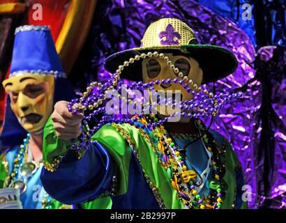 New Orleans, LOUISIANA, Stati Uniti. 23rd Feb, 2020. Un uomo lancia le perle da un galleggiante nella parata Krewe of Okeanos durante le celebrazioni Mardi Gras a New Orleans, Louisiana USA, il 23 febbraio 2020. Credito: Dan Anderson/Zuma Wire/Alamy Live News Foto Stock