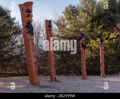 Vienna, Virginia, Stati Uniti -- 1 Marzo 2020. Pali totem coreani tradizionali in mostra nei giardini botanici di Meadowlark. Foto Stock