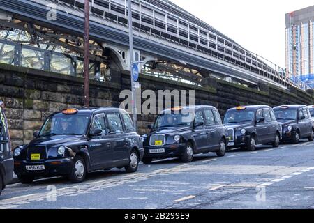 Taxi che si trovano fuori dalla stazione ferroviaria di Liverpool Lime Street, Skelhorne Street, Liverpool Foto Stock