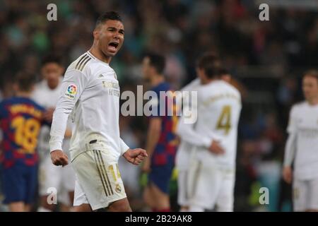 Madrid, Spagna. 01st Mar, 2020. Madrid, Spagna; 01/03/2020.- Real Madrid vs Barcellona Calcio a la Liga Spagna partita 26 tenuto allo stadio Santiago Bernabeu, a Madrid. Casemiro Real de Madrid i giocatori celebrano il loro trionfo finale punteggio 2-0 vincitori Real Madrid credito: Juan Carlos Rojas/Picture Alliance | utilizzo in tutto il mondo/dpa/Alamy Live News Foto Stock