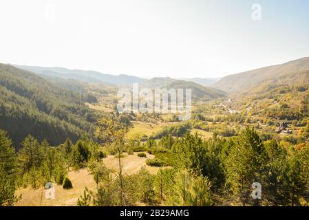 La mattina presto vista sul paesaggio di Mokra Gora vicino al monte Zlatibor nella Serbia centrale durante l'autunno preso dal punto di riposo di Sargan otto Foto Stock