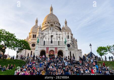 Persone che si godono sulle scale a Montmartre in Parigi Francia Foto Stock