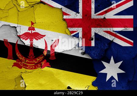 Bandiere del Brunei e dell'Australia dipinte su pareti incrinate Foto Stock